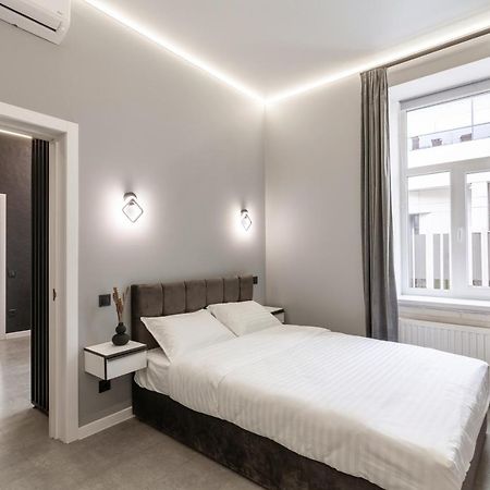 Two Bedrooms 13 Shpytalna Street リヴィウ エクステリア 写真