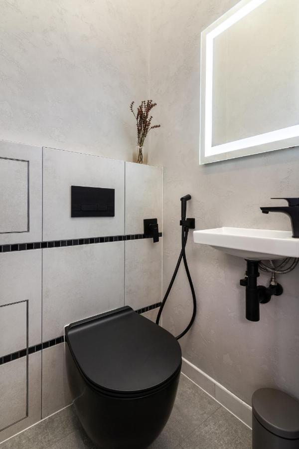 Two Bedrooms 13 Shpytalna Street リヴィウ エクステリア 写真